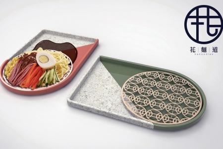 洪詠琳設計作品「花麵道」，採用美麗花紋樣式鐵盤，讓醬料分離，兼顧美觀與實用便利性。圖片