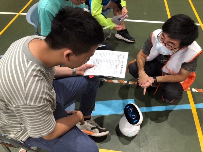 龍華科大USR團隊赴桃園特教學校舉辦資訊營，帶領學子體驗資訊科技。