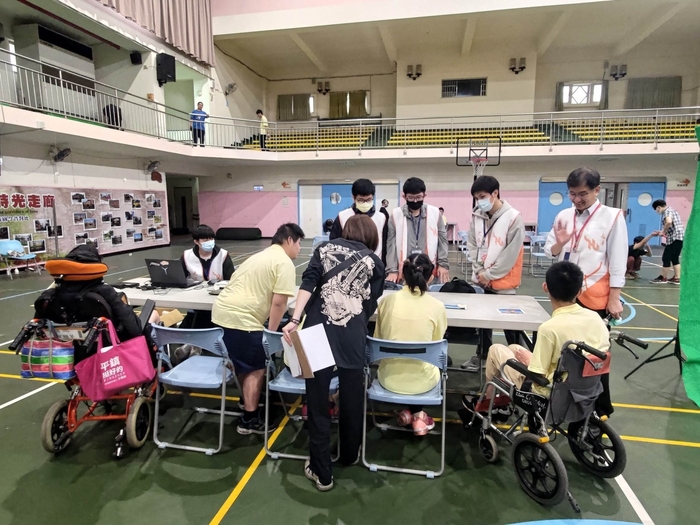 資訊營隊活動是以闖關體驗方式進行，虛擬攝影棚特別吸引孩子們的興趣。