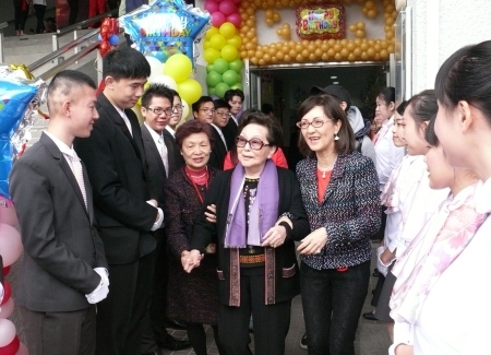 圖為龍華科大建校48週年，創辦人孫陳淑娟女士(中)由林如貞副校長(右)陪同蒞校，與師生一起歡度校慶。