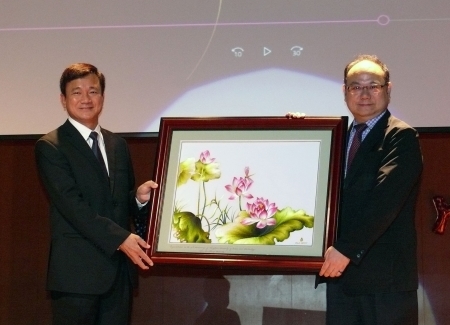 圖為越南孫德勝大學校長Dr. Le Vinh Danh(左)，致贈龍華科大校慶紀念禮品。