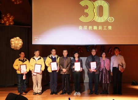 圖為當代藝術家許伯夷大師(左四)，受邀頒發龍華科大資深員工，並與他們合影。