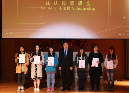 圖為孫道濟董事頒發孫法民獎學金給表現優異同學。