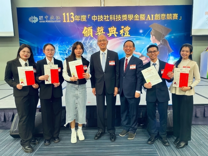 Five overseas Chinese students from LHU’s Industry-Academia Collaboration Program received the CTCI Foundation Technical and Vocational Skills Scholarship. The honorees posed for a photograph with David Ta-wei Lee, the former Secretary-General of the Presidential Office.