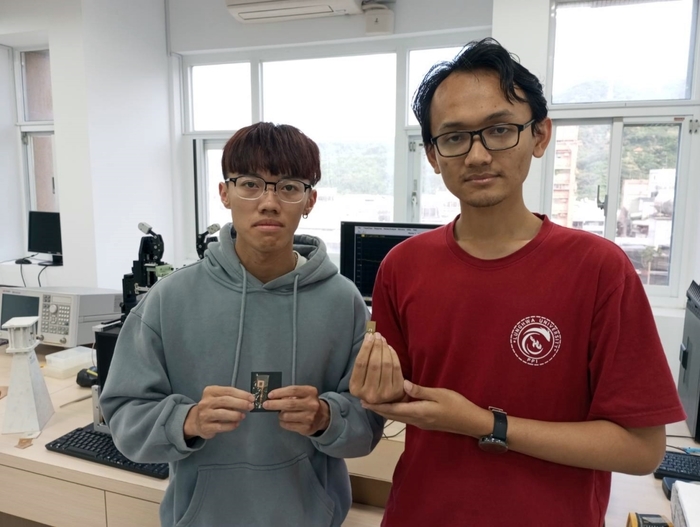龍華科大電機系碩士生德安(右)及PBL物聯網技優領航專班一年級學生許竹鈞，開發天線感測器協助AI智慧醫療。