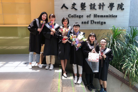 陸生林陳進(右3)甫從龍華科大畢業，雙主修培養職場競爭力。