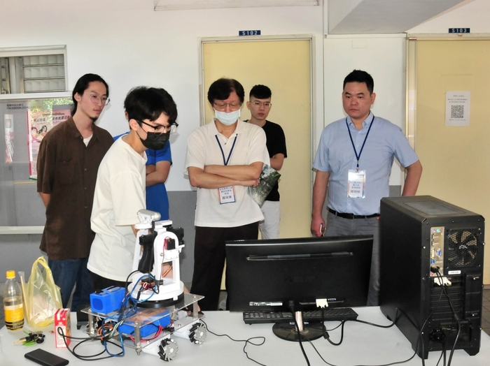 卓鑫祐、許逸勛、邱兆良團隊，以作品「自動化防衛與牽制用之小型移動式槍塔」，於期末成果展獲評選為第一名。