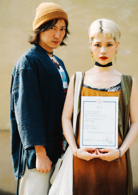 龍華科大文創系陳韻筑(右)，由系上張仁礦老師(左)指導，以作品「村上春樹的告別式」，榮獲第五屆村上春樹微電影比賽第一名。圖片