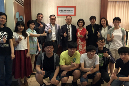 龍華科大與采億影業成立動畫實務菁英培育中心，與會貴賓和受訓學子開心合影。