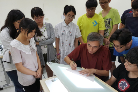 龍華學子在采億動畫業師指導下，學習2D動畫繪製技術。