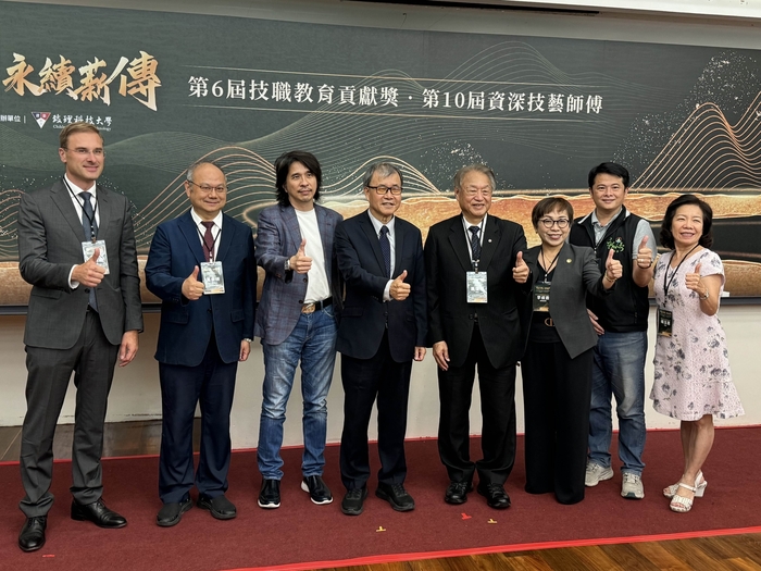 教育部第6屆技職教育貢獻獎獲獎人員MOE Minister Ying-Yao Cheng and Director of Department of Technological and Vocational Education Yu-Hui Yang recognized awardees who received the 6th Vocational Education Contribution Award.