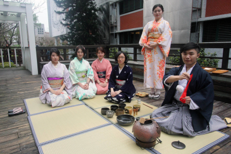 龍華科大和服研究社同學，展現日本傳統茶道藝術。