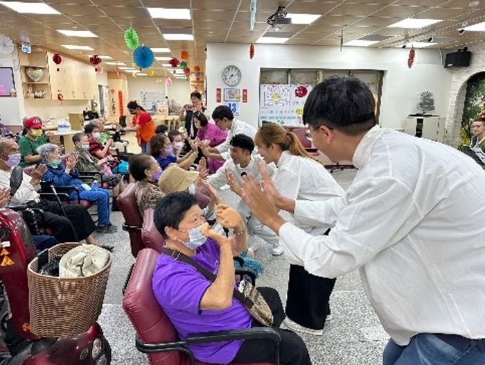 龍華師生團隊與院民歡喜拍手擊掌，在輕鬆愉快氛圍下，為團康活動揭開序幕。