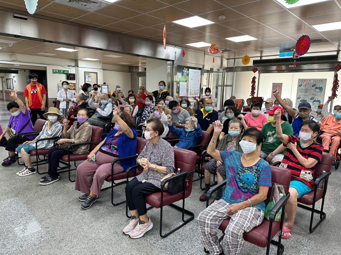 龍華科大秉持社會責任理念，共同關懷樂生院民。
