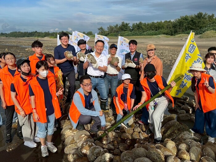桃園市政府蘇俊賓副市長與龍華科技大學師生及在地居民攜手築滬,親身體驗傳統石滬工法。圖片