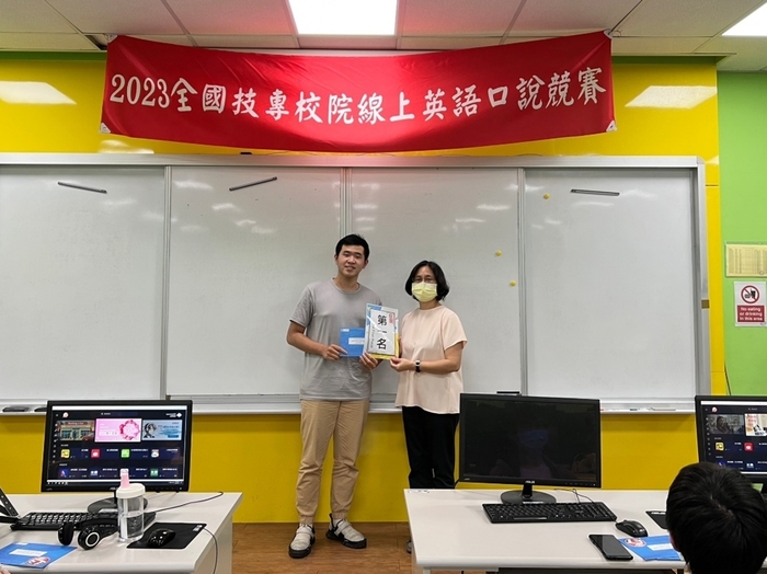 龍華科大應外系徐小惠主任(右)，頒發團體非外語組第一名予游翔筌同學。