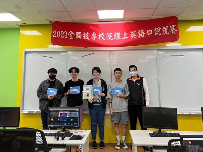 語言中心林佳平主任與團體賽外語組第三名同學合影。
