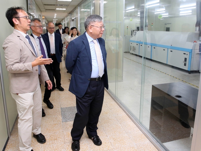 Chairman Shen visits the 3D digital PCB and smart manufacturing production line facility.