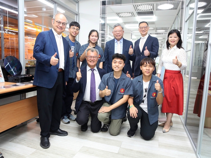 ZDT executives take a group photo with Thai student interns.
