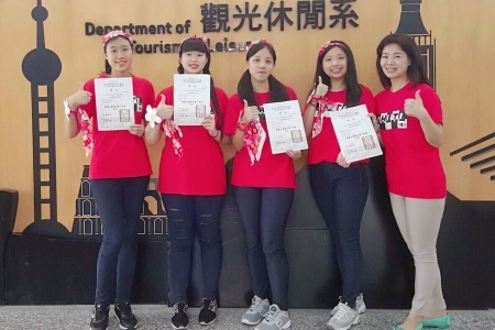 圖為龍華科大觀光休閒系鍾涓涓老師(右一)指導黃韻潔、郭家華、陳欣妤、曾芷齊(右起二至四)等4位同學，以「桐新鞋栗」作品獲得全國「大專組佳作」。