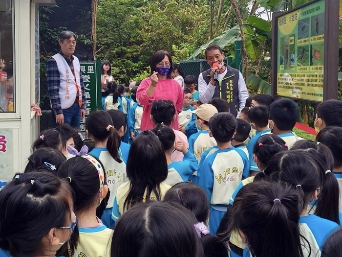 何明峰里長生動的講解，讓孩子們了解螢火蟲的生命循環及棲息環境。