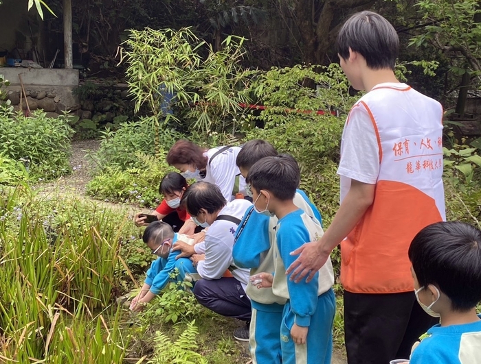 龍華師生攜手光興里志工團隊，帶領育全幼兒園的小朋友野放螢火蟲。