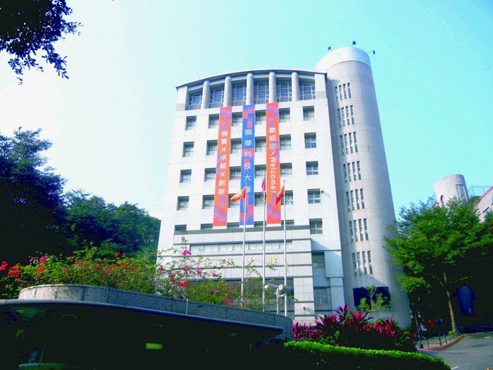 2020《Cheers》企業最愛碩士生，龍華科大勇奪全國私立科大第一。