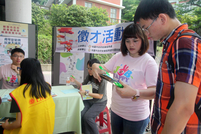 龍華科大致力打造學子職場黃金競爭力，學生畢業後廣受企業歡迎。