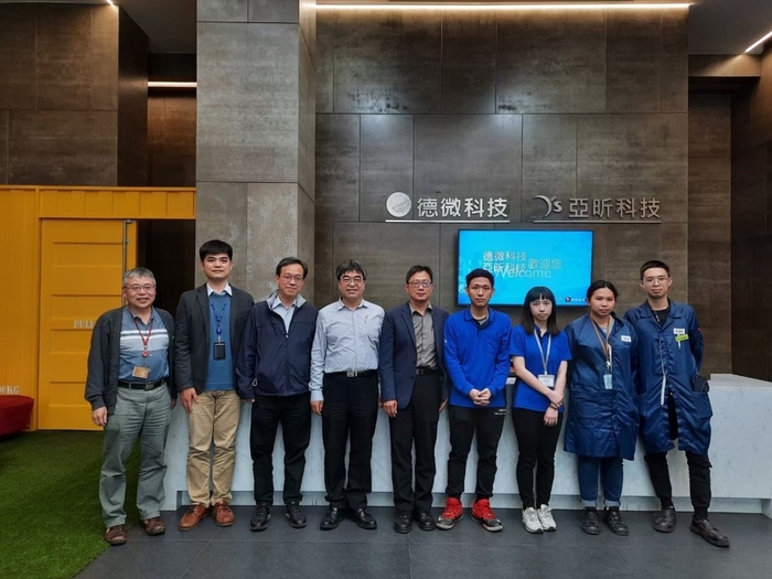 龍華科大師長探視五專學子實習並合影。