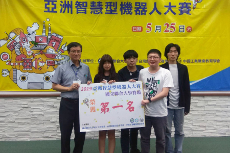 龍華科大資網系學生團隊,勇奪「自走車極速挑戰賽」大專C組第一名。