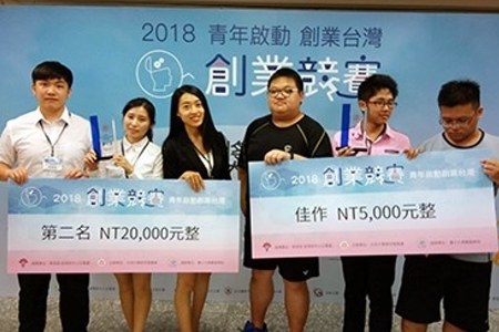 龍華科大化材系李偉誠、張孝榮、林昱維(右1至3)組成茶多酚創業團隊，由系主任李九龍指導，獲得青年啟動創業競賽佳作肯定。