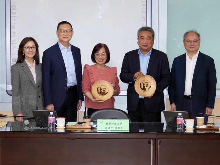 Chairman Tao-Heng Sun, President Tzu-Hsiang Ko, Vice President Lin, and visiting dignitaries pose for a group photo at LHU.