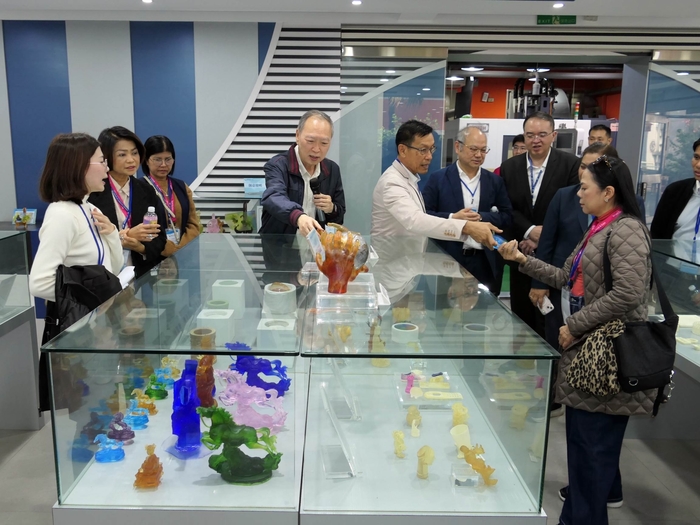 龍華科大創意成型中心展示學子實作作品，讓參訪來賓印象深刻。