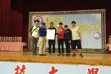 圖為龍華科大資訊網路工程系邱俊榕、廖偉廷、劉宇航、林宗翰同學榮獲工業機器人大挪移第一名。