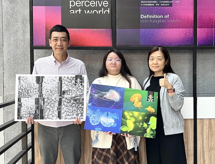 Student Yang Yi-Han (center) and Prof. Hung Jui-Chieh (left) were honored with the Gold and Silver Awards, respectively.
