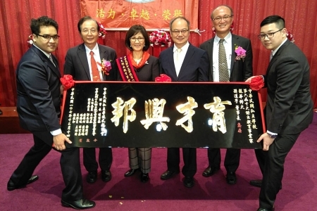 龍華科大孫道亨董事長當選今年私校十大傑出教育事業家，董事長夫人林如貞副校長、校長葛自祥代表領獎。