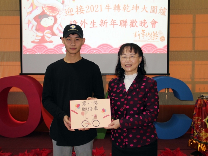 僑委會邱慧燕視察頒最大獎給中獎幸運兒。