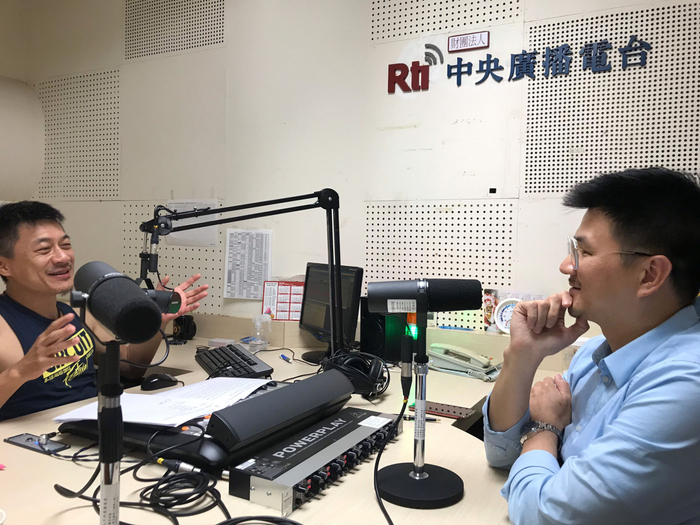 龍華科大觀休系羅印呈老師,在「兩岸新聞橋」暢談系所教學特色及產學合作優勢。