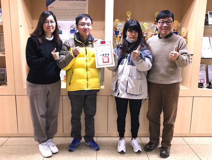 「安全二輪 一拍上影」宣導短片競賽，龍華科大文創系、遊戲系跨域團隊勇奪自行車組第一名，獲獎同學與師長合影。圖片