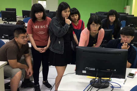 應外系教師黃淑宜(右3)教導學子如何運用Trados及memoQ，完成本地化翻譯專案。
