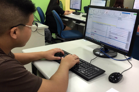 學子在課堂中以Trados環境進行翻譯習作。