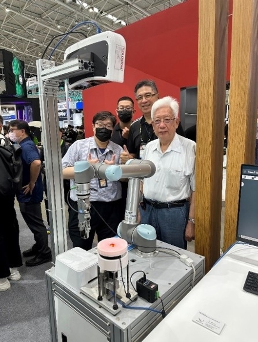 機器人系統整合團隊與美超微資深產品經理范希聖於展場合影。