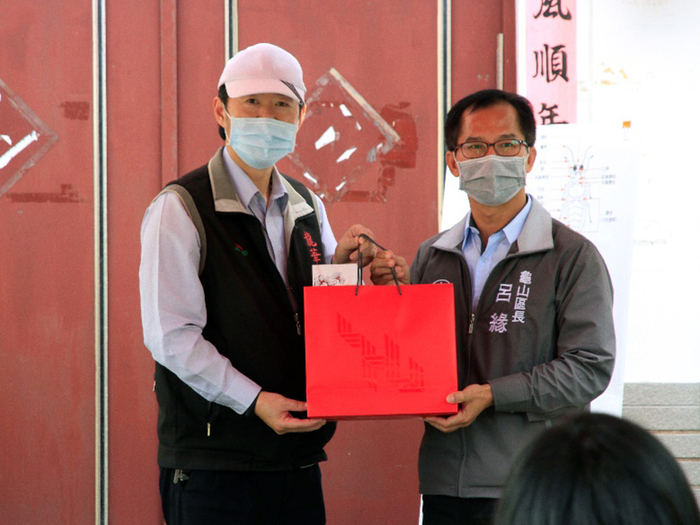 桃園市龜山區呂緣區長(右)與龍華科大楊安渡助理副校長互贈紀念品。