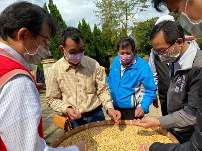 民眾除參訪火蟲棲息的生態環境，也實地瞭解日照莊園種植咖啡豆品質。