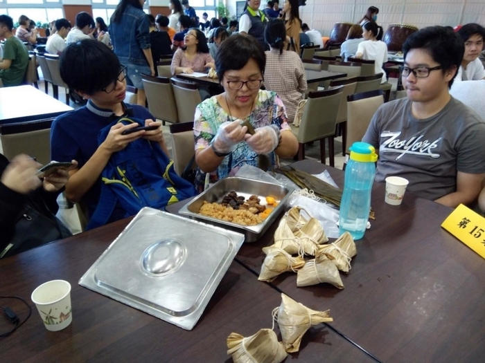 龍遊四海社舉辦歡慶端午粽飄香，境外生體驗傳統文化包粽子樂趣。（疫情前照片）