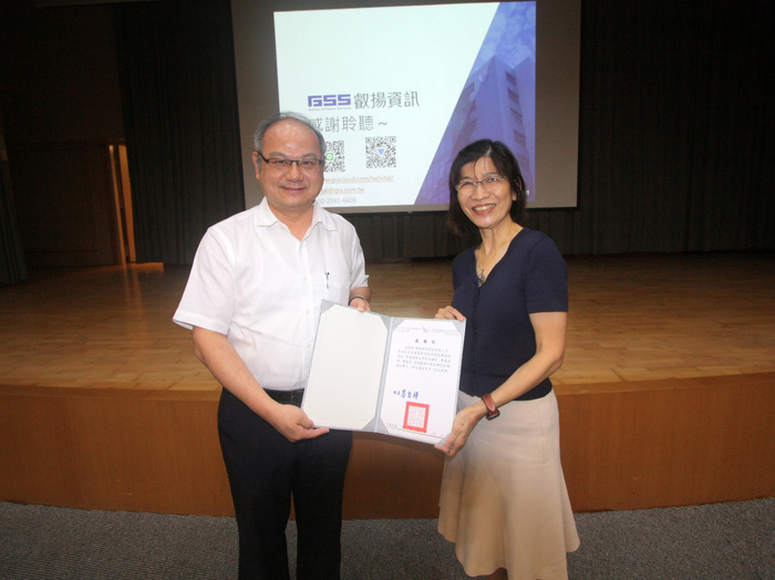 龍華科大校長葛自祥致贈感謝狀，感謝胡瑞柔總經理蒞校演講，提升師生專業知能。