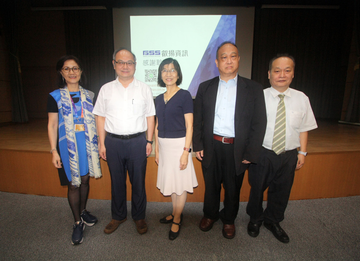 龍華科大校長葛自祥、副校長林如貞、管院院長陳元和，與胡瑞柔總經理團隊合影。