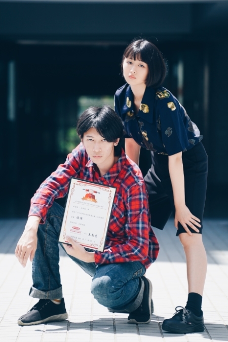 龍華科大 PBL影視專班學生王筱晴、廖本崴獲獎後合影。圖片