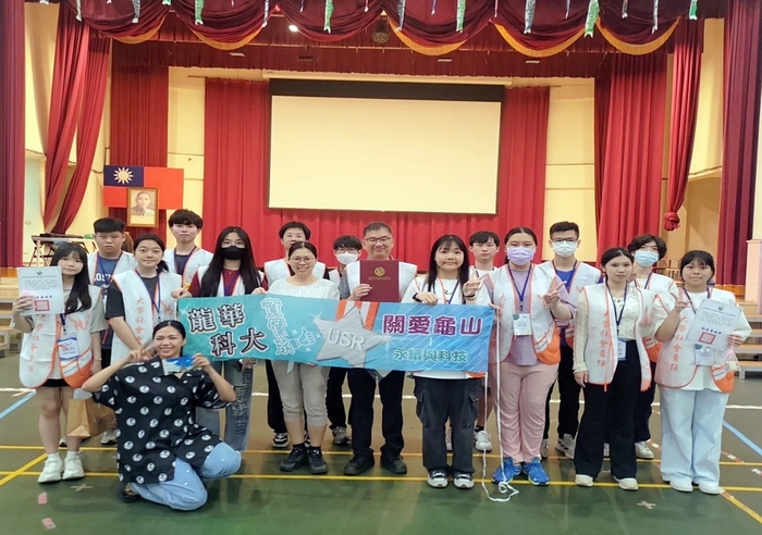 龍華科大與桃園特殊教育學校合作,啟動綠幕光影任務,一同定格美好瞬間。圖片