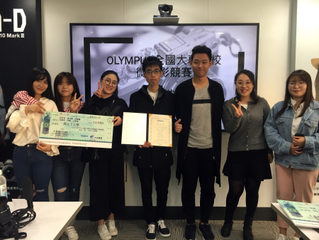 圖為龍華科大文創系大陸交流生，由系上張仁礦老師指導，以作品「愛，不再小心翼翼」，榮獲OLYMPUS全國大專院校微電影競賽第二名。圖片